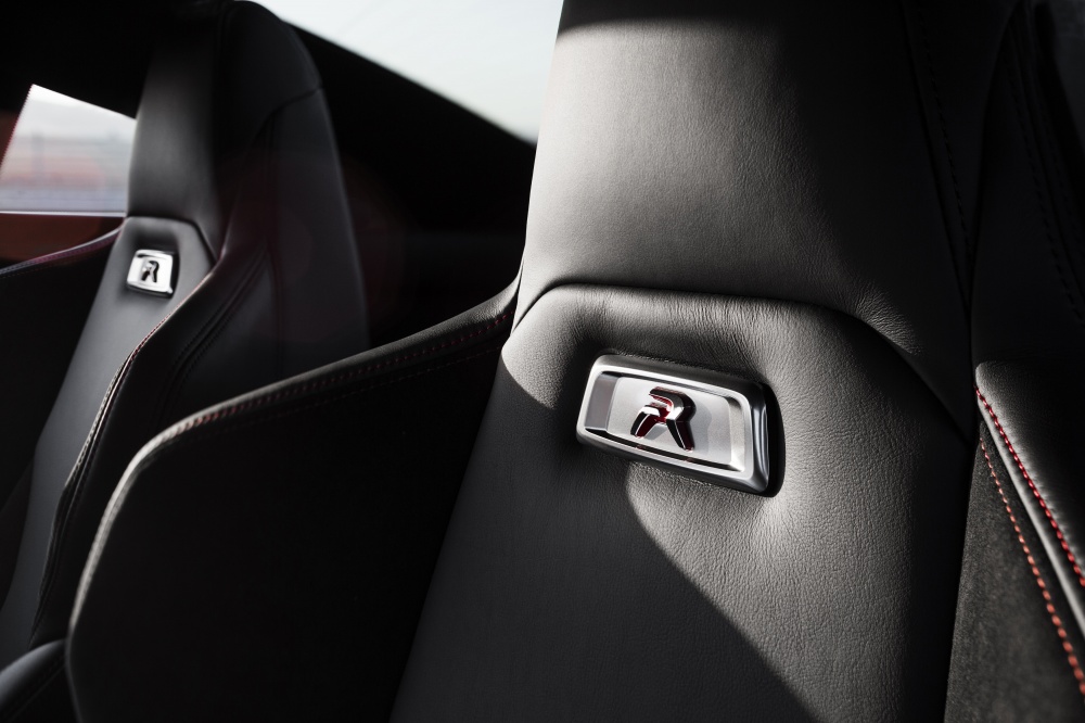 Schalensitze mit R-Symbol im Peugeot RCZ R