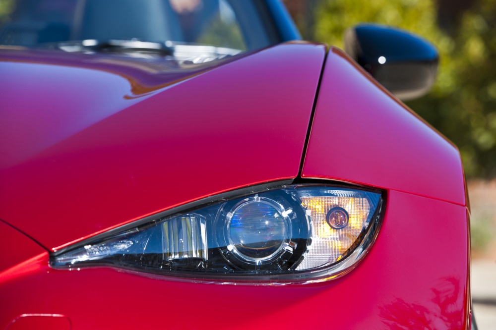 Scharf geschnittene Front des neuen Mazda MX-5