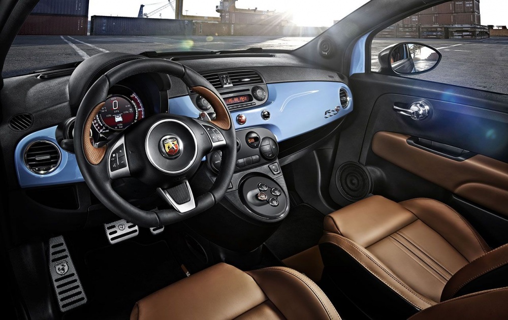 Das Cockpit des Abarth 595