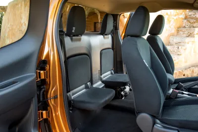 Innenraum des Nissan Navara als "King Cab"