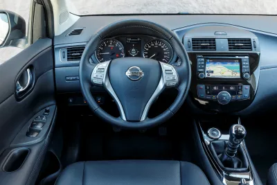 Fahrerperspektive im Nissan Pulsar