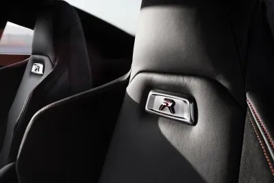 Schalensitze mit R-Symbol im Peugeot RCZ R