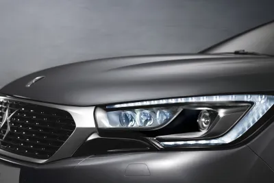 neue Front: Der DS 4 mit dem Familiengesicht von DS Automobiles