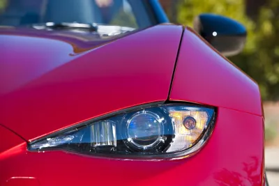 Scharf geschnittene Front des neuen Mazda MX-5