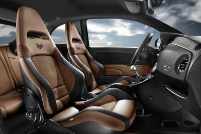 Schalensitze serienmäßig im 595 Competizione