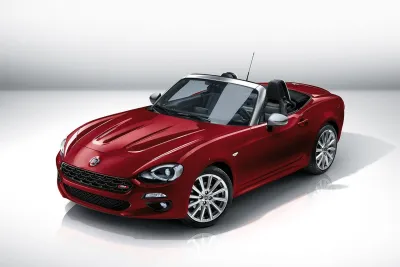 Zum Start gibt es den 124 Spider auch als Jubiläums-Sonderedition in rot